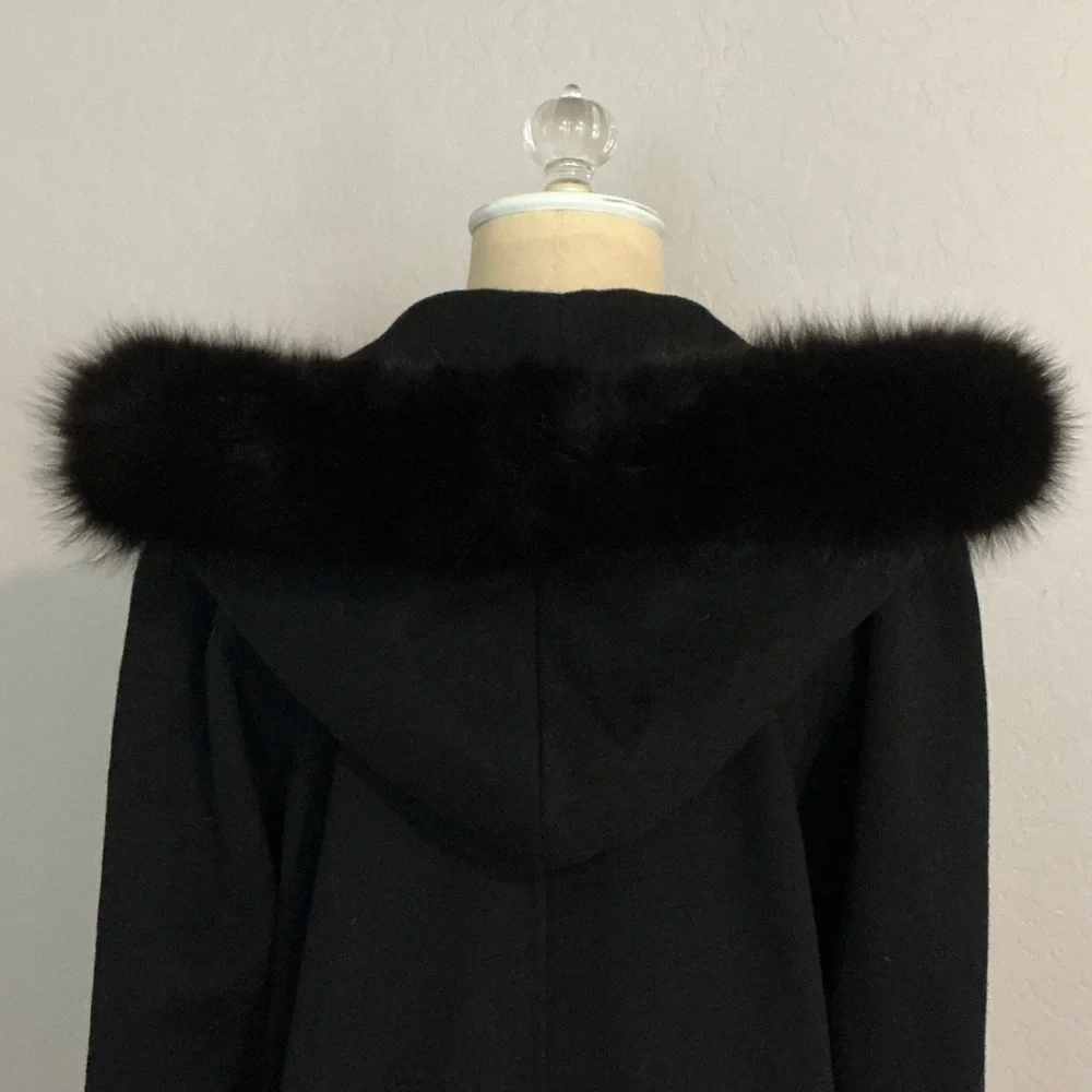 Elegant Black Luxury Trench Coat with Fur Collar - Picture 3 of 8